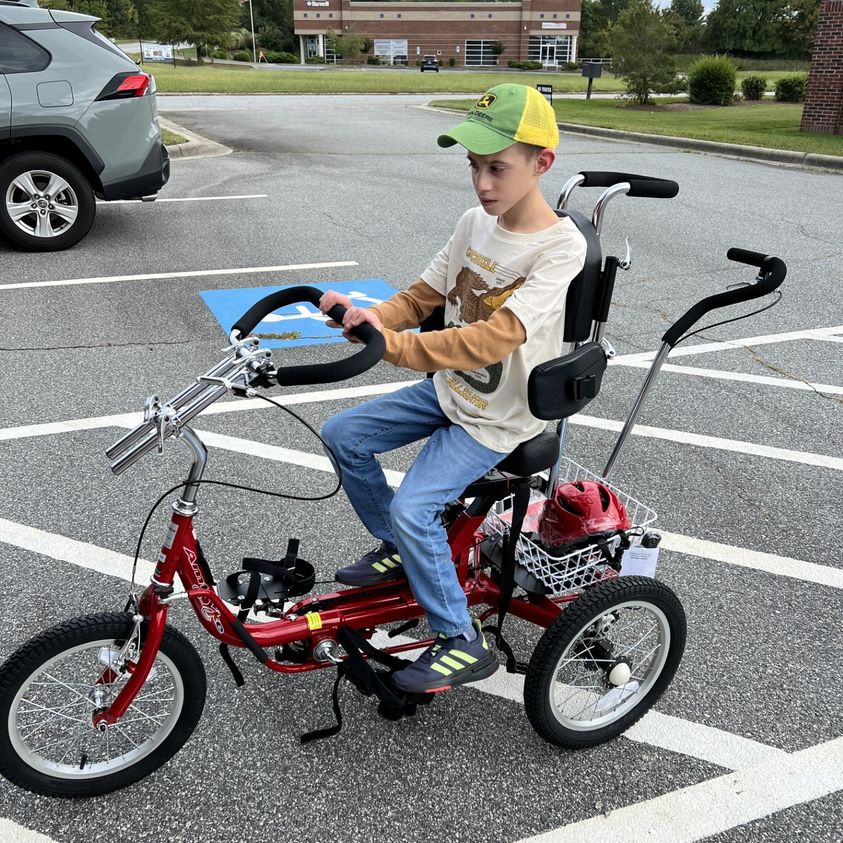 Child riding the paceline 20 for riders with disabilities in their legs/back/feet/lower back.
